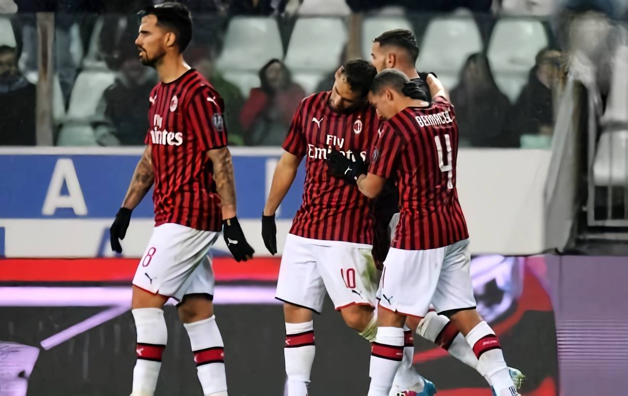 湖人本赛季关键时刻首次失利 东契奇六犯离场怒摔护膝捂脸显失落